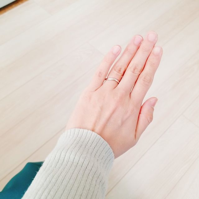 【銀座ダイヤモンドシライシの口コミ】 色々試着しましたが、ほどよいカーブが指をきれいに見せてくれるなと感じ…