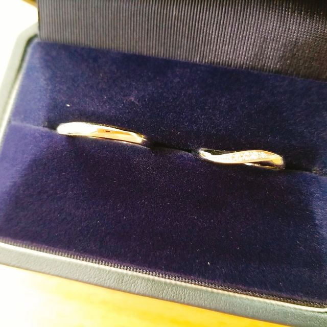 【銀座ダイヤモンドシライシの口コミ】 色々試着しましたが、ほどよいカーブが指をきれいに見せてくれるなと感じ…