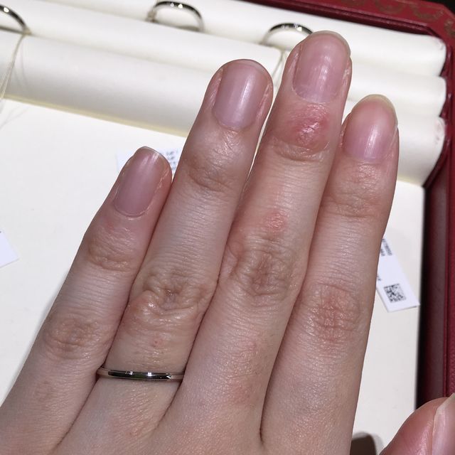 【カルティエ(Cartier)の口コミ】 シンプルで細めのストレートラインのプラチナリングです。太さは結構細め…