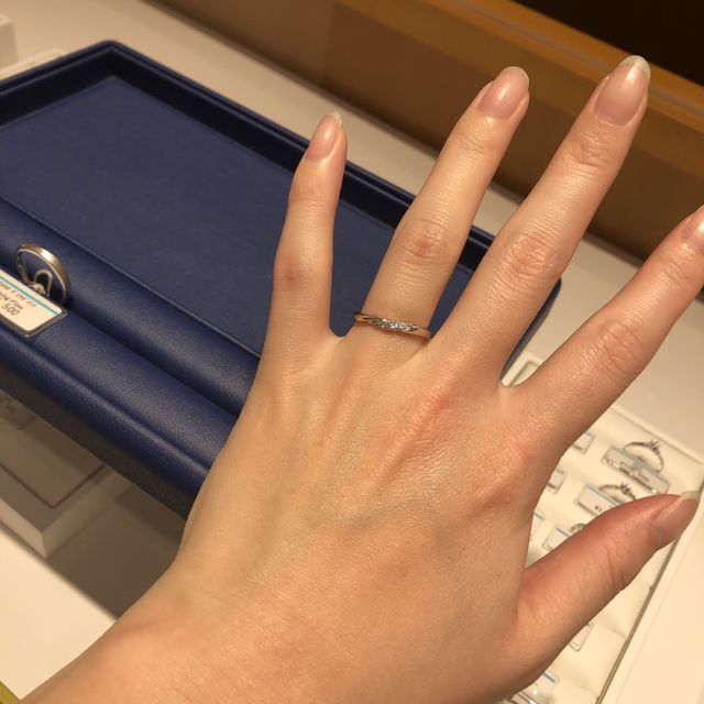 【銀座ダイヤモンドシライシの口コミ】 こちらの指輪の決め手は、まずダイヤモンドシライシオリジナルの指輪のフ…