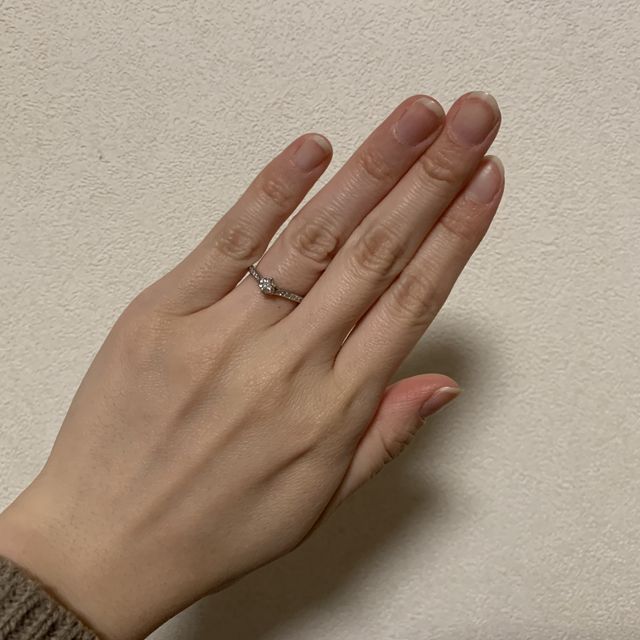 【銀座ダイヤモンドシライシの口コミ】 シンプルなものより華やかなデザインのリングが好みだった為、こちらのリ…