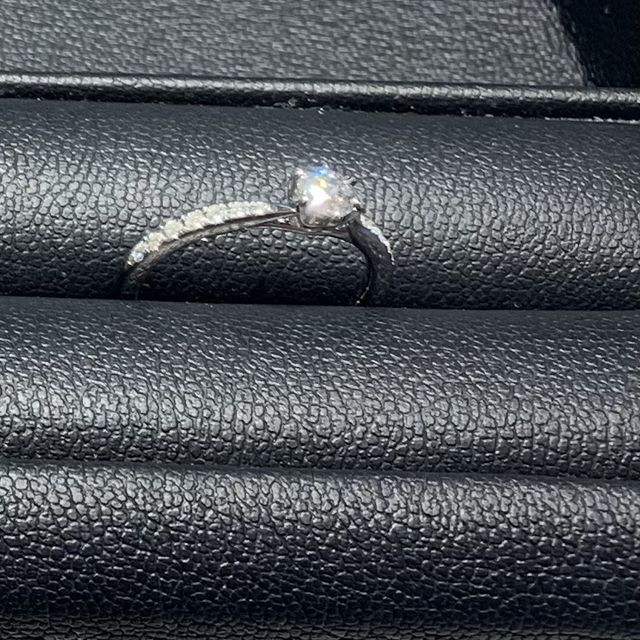 【銀座ダイヤモンドシライシの口コミ】 シンプルなものより華やかなデザインのリングが好みだった為、こちらのリ…