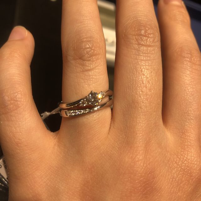 【銀座ダイヤモンドシライシの口コミ】 指輪のデザインがシンプルでありつつ華やかで綺麗でした。結婚指輪にも少…