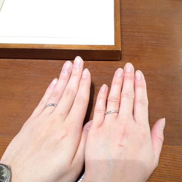 【TRECENTI(トレセンテ)の口コミ】 ウェーブのラインメレの指輪を試着しました。5石のダイヤがついていて、全…