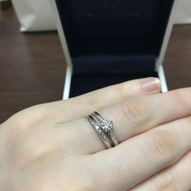 【HOSHI no SUNA 星の砂(ほしのすな)の口コミ】 婚約指輪と結婚指輪にウェーブが入っていて、重ねてつけた時に綺麗に見え…