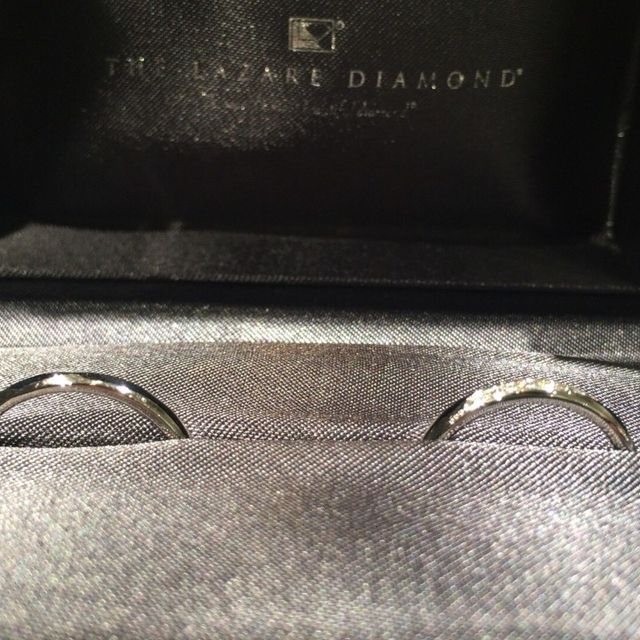 【ラザール ダイヤモンド(LAZARE DIAMOND)の口コミ】 斜めにダイヤがデザインされていてシンプルながらもかわいいなぁというの…