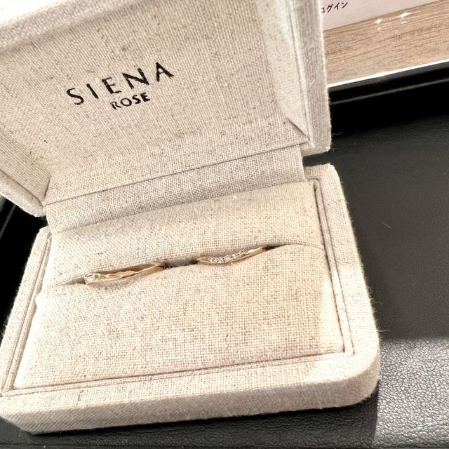 【SIENAROSE(シエナロゼ)の口コミ】 ロゼチナという素材が気に入ったこと、
ダイヤ入りで探していたこと、
価…