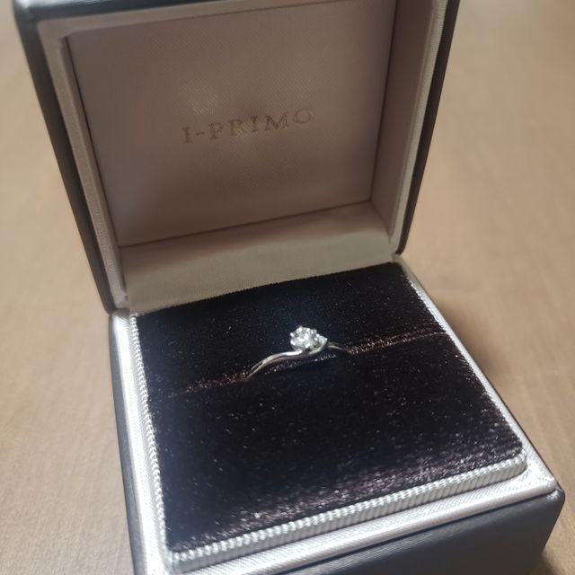 【アイプリモ(I-PRIMO)の口コミ】 婚約指輪としていただきました。サプライズとしてもらいましたが華奢なデ…