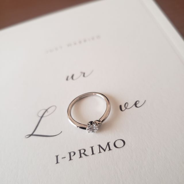【アイプリモ(I-PRIMO)の口コミ】 婚約指輪としていただきました。サプライズとしてもらいましたが華奢なデ…