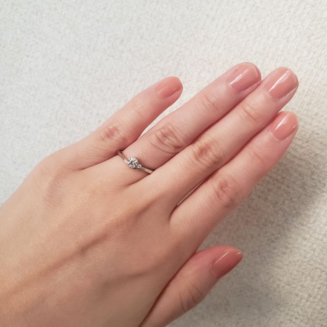 【アイプリモ(I-PRIMO)の口コミ】 婚約指輪としていただきました。サプライズとしてもらいましたが華奢なデ…