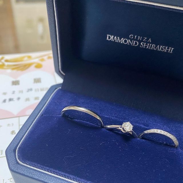 【銀座ダイヤモンドシライシの口コミ】 デザインは、指の形に馴染み、婚約指輪との重ね付けできるストレートタイ…