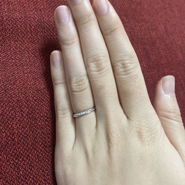 【銀座ダイヤモンドシライシの口コミ】 デザインは、指の形に馴染み、婚約指輪との重ね付けできるストレートタイ…