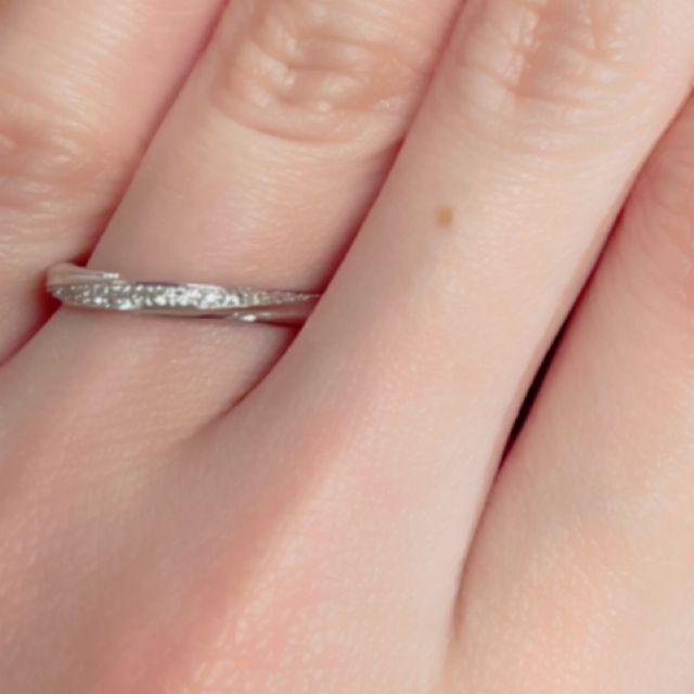 【エクセルコダイヤモンド(EXELCO DIAMOND)の口コミ】 ダイヤモンドの輝きが素晴らしかったことが一番の決め手でした。
リングの…