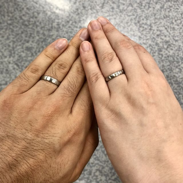 【COLANY(コラニー)の口コミ】 指輪に刻まれたグミの木の枝が、ペアで一本につながるデザインが気に入り…