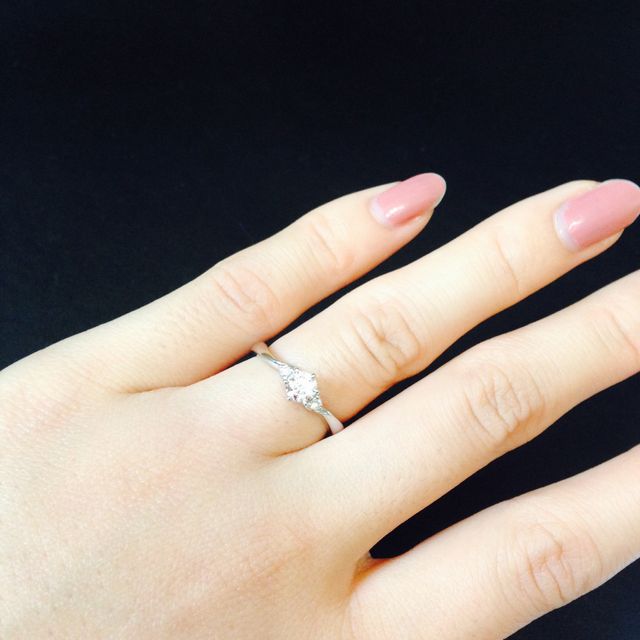 【4℃ BRIDAL(ヨンドシーブライダル)の口コミ】 キラキラ輝いていて可愛くて、ダイヤモンド大きすぎなくて、シンプルなデ…