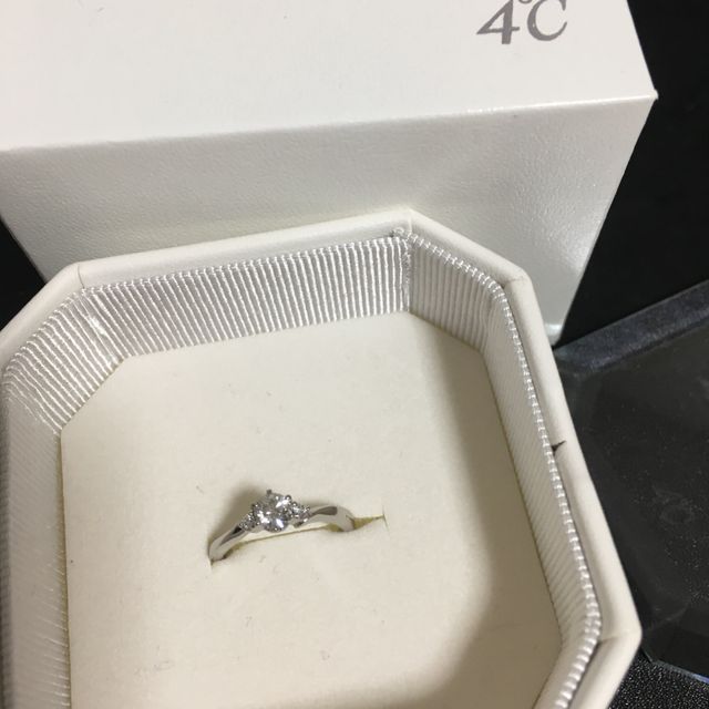 【4℃ BRIDAL(ヨンドシーブライダル)の口コミ】 キラキラ輝いていて可愛くて、ダイヤモンド大きすぎなくて、シンプルなデ…