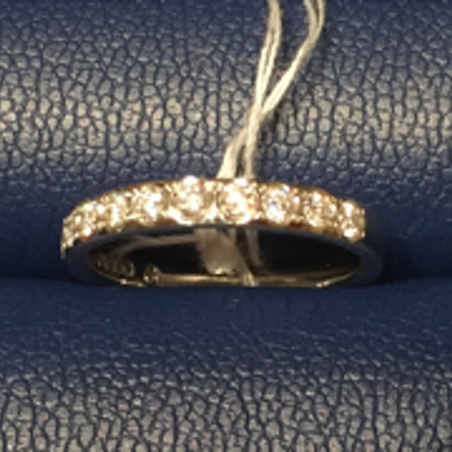 【銀座ダイヤモンドシライシの口コミ】 同ブランドでレール留めのハーフエタニティも試着したのですが、そちらが…