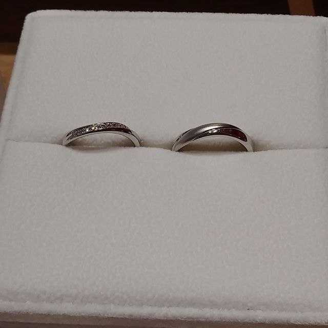 【AFFLUX(アフラックス)の口コミ】 婚約指輪とぴったり重ねづけしたいと思い探していましたが、セットリング…