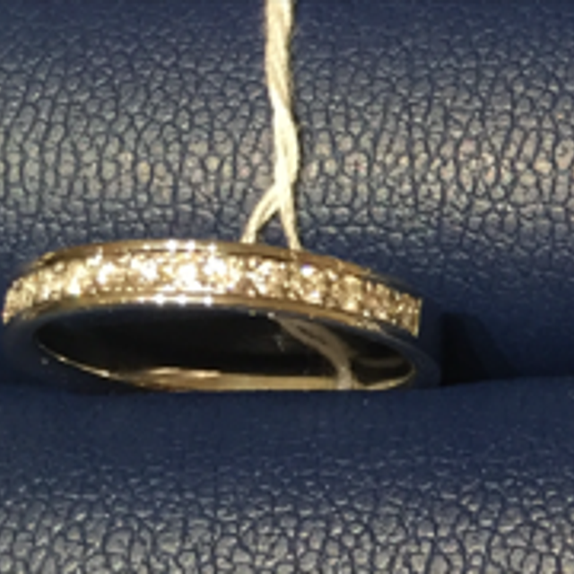 【銀座ダイヤモンドシライシの口コミ】 レール留めのハーフエタニティです。他ブランドでも同様のデザインを試着…