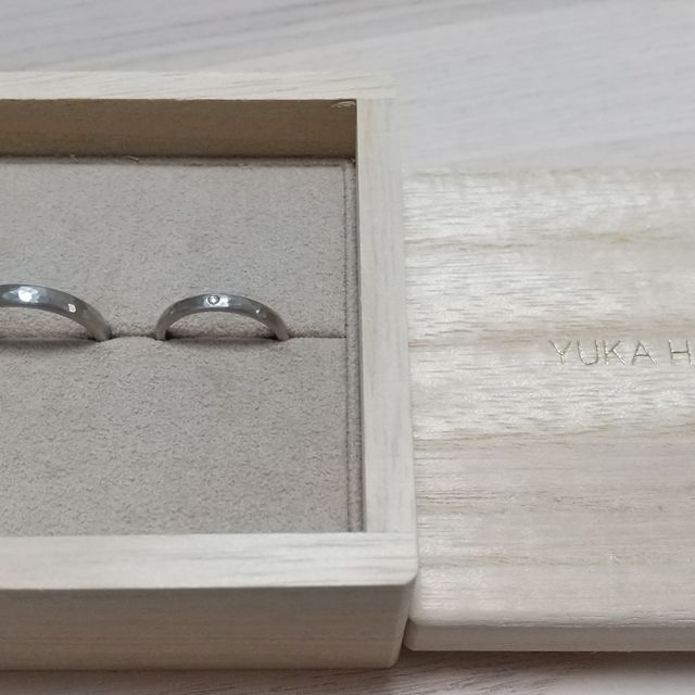 【YUKA HOJO(ユカホウジョウ)の口コミ】 槌目が入ったデザインでキラキラしすぎず、温かみのあるデザインが気に入…