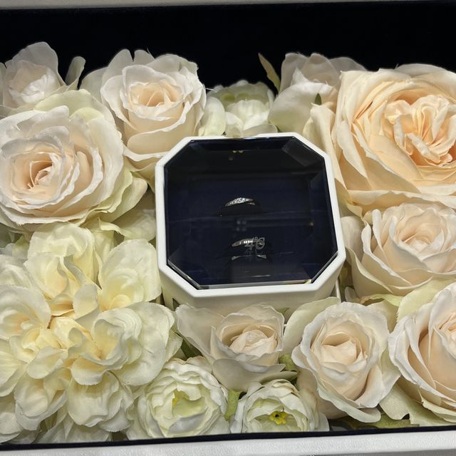 【4℃ BRIDAL(ヨンドシーブライダル)の口コミ】 プロポーズでもらった婚約指輪がセットリングでした。他のデザインも見ま…