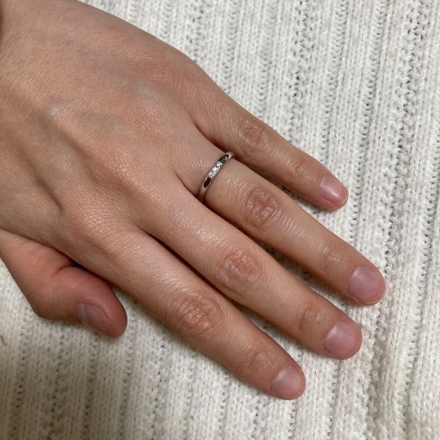 【エクセルコダイヤモンド(EXELCO DIAMOND)の口コミ】 手自体が小さいこともあり、試着してみると通常より細身のリングであるほ…