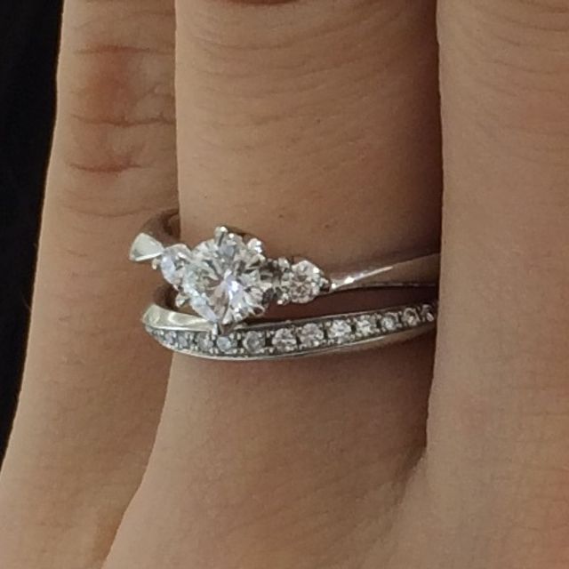 【4℃ BRIDAL(ヨンドシーブライダル)の口コミ】 とにかくダイヤが贅沢で良かったです。
指輪もセットを前提に作っているの…