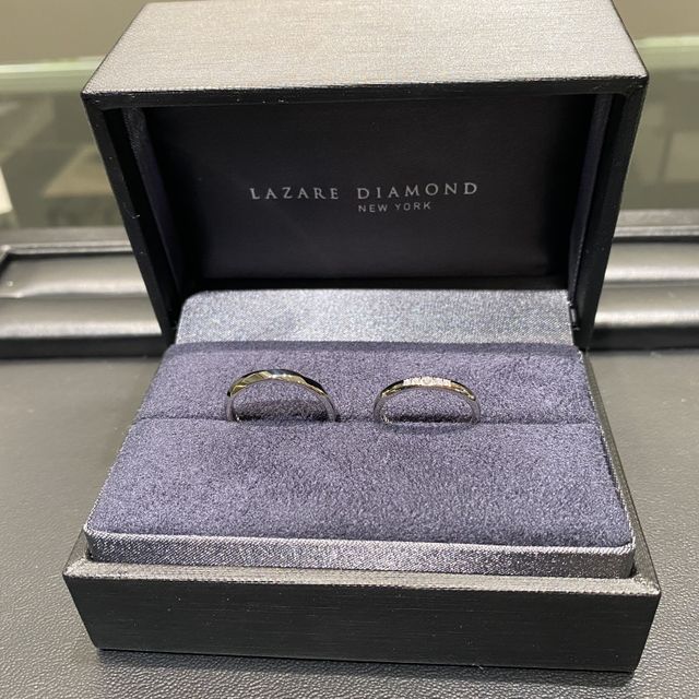 【ラザール ダイヤモンド(LAZARE DIAMOND)の口コミ】 ストレートのプラチナのデザインで探してました。女性側の指輪は、大きい…