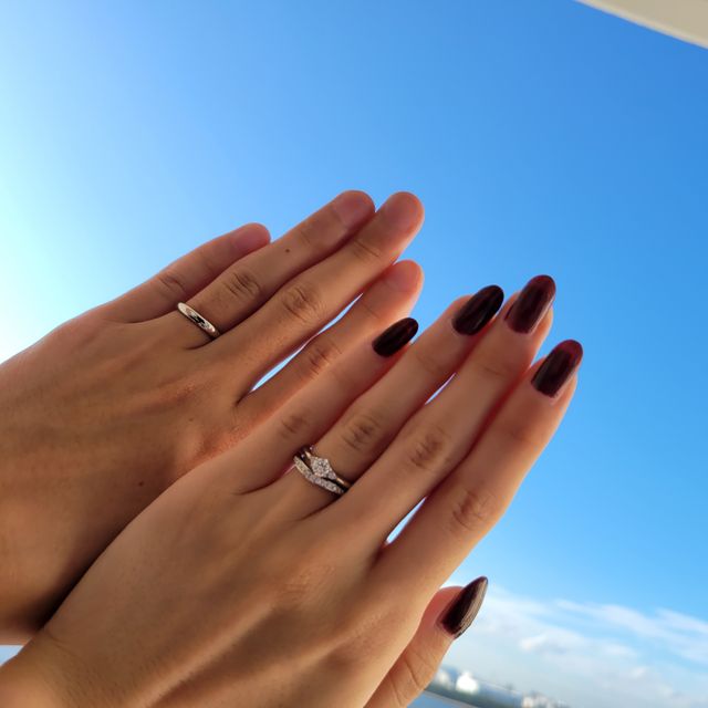 【ラザール ダイヤモンド(LAZARE DIAMOND)の口コミ】 夫の指輪は『ブリス』という鍛造のストレートの形にしました。私の指輪は…