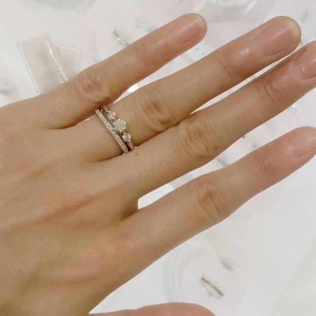 【Ponte Vecchio(ポンテヴェキオ)の口コミ】 こちらの指輪は、デザインにとても惹かれました。婚約指輪といえば真ん中…