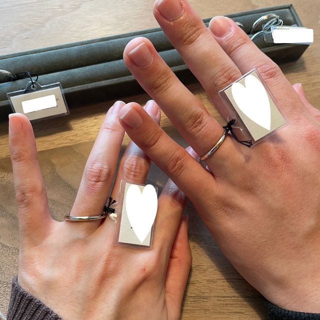 【出雲結(いずもゆい)の口コミ】 とてもシンプルなデザインです。真ん中にはゴールドのラインが少し入って…