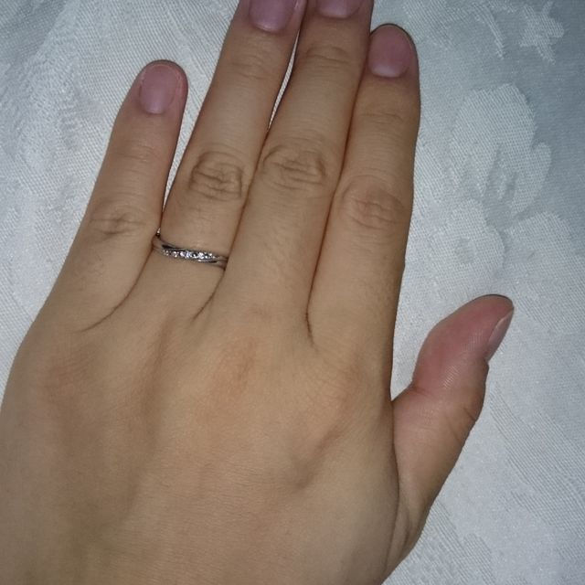 【STAR JEWELRY(スタージュエリー)の口コミ】 ずっと昔から細身の物が欲しかった。
カーブしているため指が細く見えるこ…
