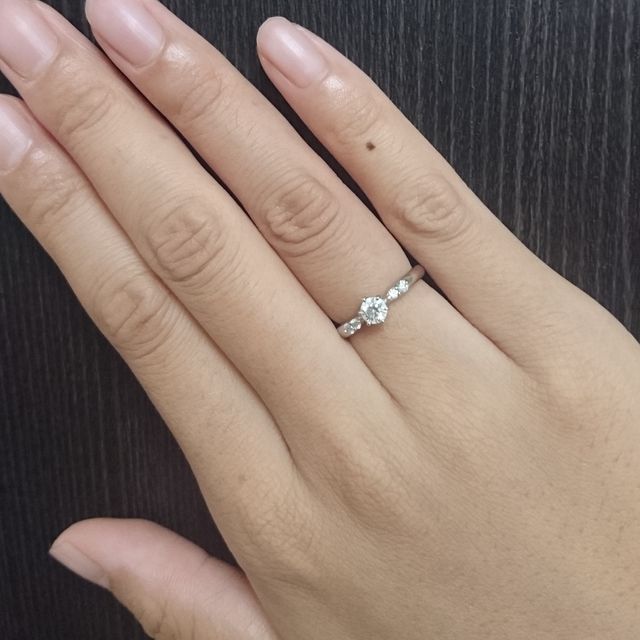 【ラザール ダイヤモンド(LAZARE DIAMOND)の口コミ】 指輪の形は実際見に行くまで石をリングが取り囲んでいるようなデザインに…