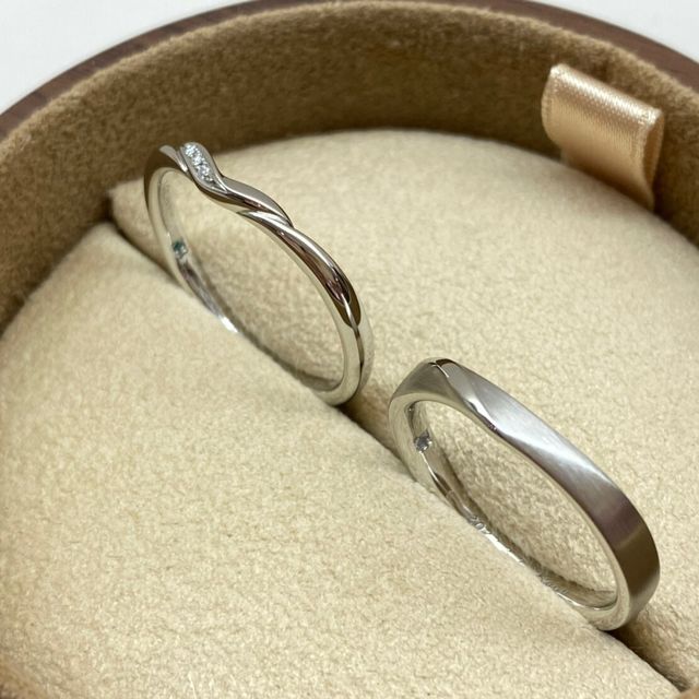 【COLANY(コラニー)の口コミ】 彼女が婚約指輪と結婚指輪を同時に付けられるダブルリングが良いという事…