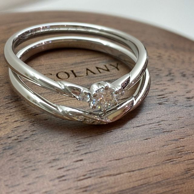 【COLANY(コラニー)の口コミ】 彼女が婚約指輪と結婚指輪を同時に付けられるダブルリングが良いという事…