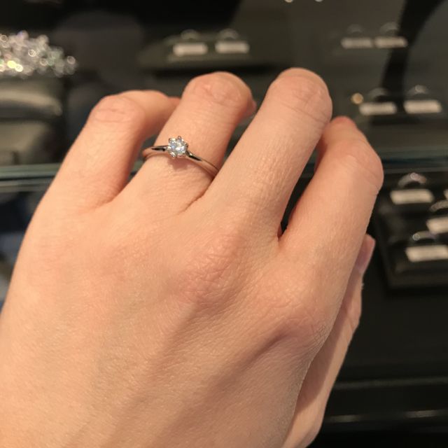 【エクセルコダイヤモンド(EXELCO DIAMOND)の口コミ】 王道のソリティアリングは無駄がなく、究極のシンプルが一粒ダイヤを引き…