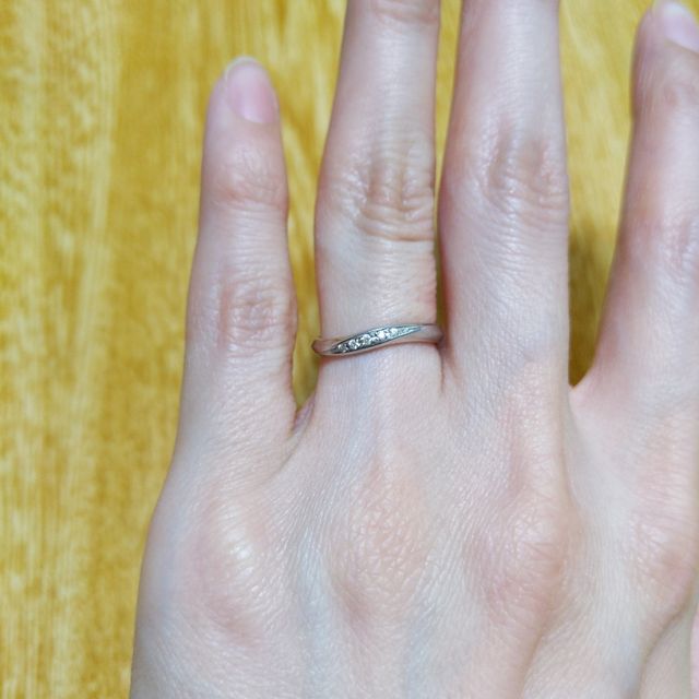 【銀座ダイヤモンドシライシの口コミ】 希望だった、さりげないウェーブ型と石の配置だったことに加え、偶然フェ…