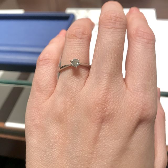 【銀座ダイヤモンドシライシの口コミ】 センターのダイヤモンドが主役として1番引き立つソリティアのリングです。…