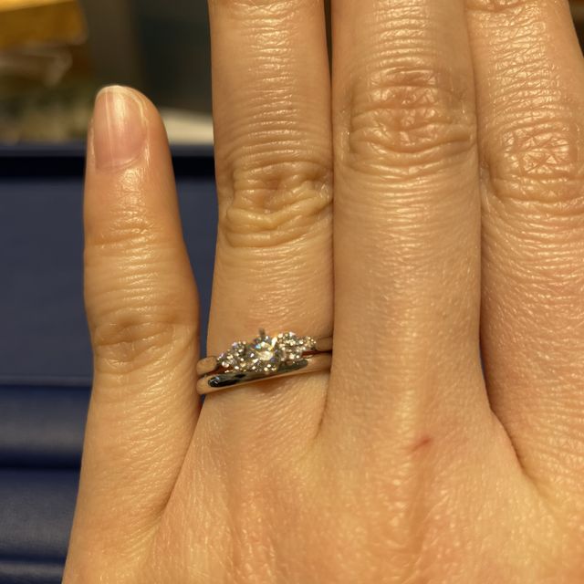 【銀座ダイヤモンドシライシの口コミ】 エンゲージリングはメレダイヤが3つ付いていてとても華やかです。また中央…