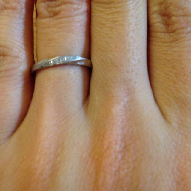 【4℃ BRIDAL(ヨンドシーブライダル)の口コミ】 婚約指輪と同じブランドで揃えようと思ったのと、デザインが気に入りこの…