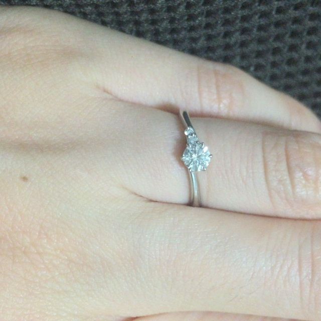 【ラザール ダイヤモンド(LAZARE DIAMOND)の口コミ】 とにかくきれいです。結婚指輪とセットでつけられるものを探していたので…