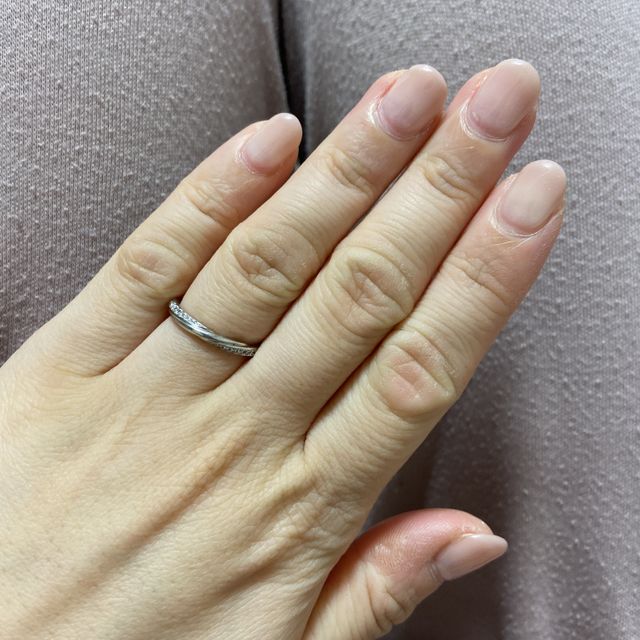 【銀座ダイヤモンドシライシの口コミ】 デザインがとても可愛く、ザ結婚指輪といった感じでずっと付けていたいと…