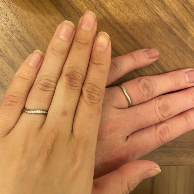 【4℃ BRIDAL(ヨンドシーブライダル)の口コミ】 デザインがとても気に入りました。ストレートタイプの物よりちょっと湾曲…