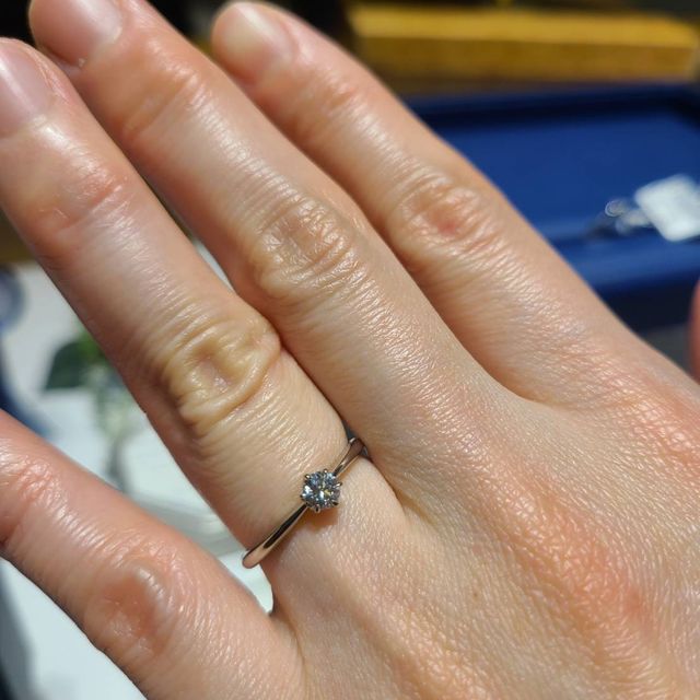 【銀座ダイヤモンドシライシの口コミ】 少し細目の華奢なデザインの指輪です。女性らしく素敵でした。ダイヤの輝…