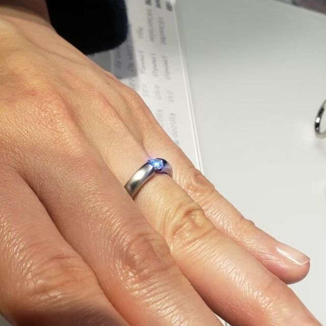 【NIESSING(ニーシング)の口コミ】 友達が結婚指輪を持っていて、オススメされて来店しました。鍛造で横から…