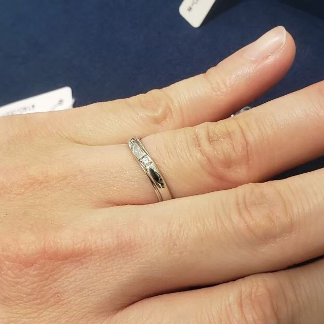 【4℃ BRIDAL(ヨンドシーブライダル)の口コミ】 少しウェーブがかっており、真ん中のダイヤがキラキラして素敵です。4℃は…