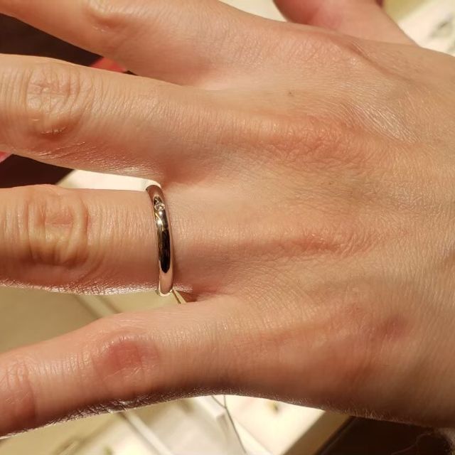 【カルティエ(Cartier)の口コミ】 真ん中に小さめのダイヤが入っているストレートのシンプルな王道のプラチ…