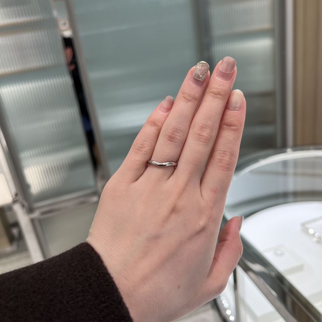 【ティファニー(Tiffany & Co.)の口コミ】 素材:プラチナ
デザイン:下に向かってカーブが掛かっているので指が長く見…