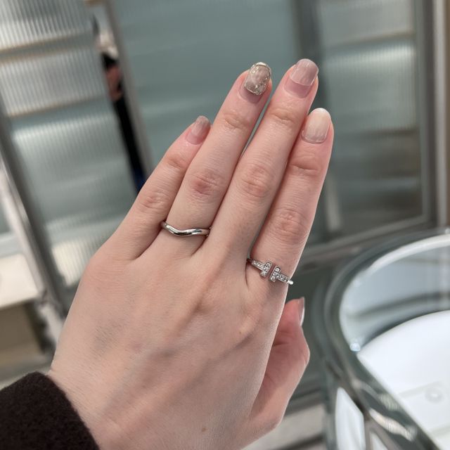 【ティファニー(Tiffany & Co.)の口コミ】 素材:プラチナ
デザイン:下に向かってカーブが掛かっているので指が長く見…
