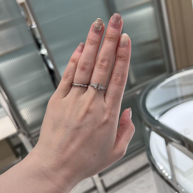 【ティファニー(Tiffany & Co.)の口コミ】 パートナーはシンプルなストレートラインのものが良いとの事だったので、…